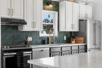 200 Hilltop Dr in Dripping Springs, TX - Foto de edificio - Building Photo