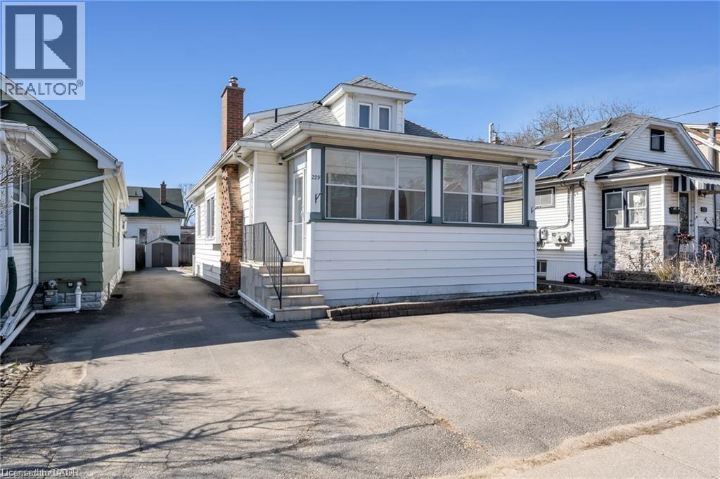 229 Geneva St in St Catharines, ON - Building Photo