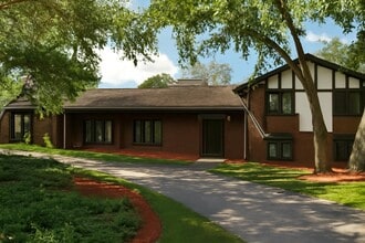 44 Kingston Dr in Oak Brook, IL - Building Photo - Building Photo