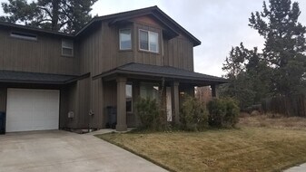 61482 SE Lucia St in Bend, OR - Building Photo
