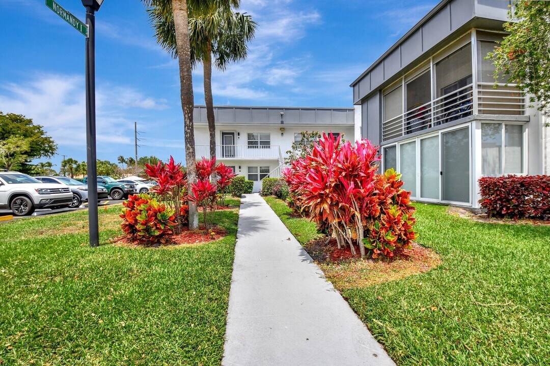 413 Normandy Ln in Delray Beach, FL - Foto de edificio