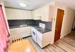 206 N Corona Ave, Unit 2 in Valley Stream, NY - Building Photo - Building Photo