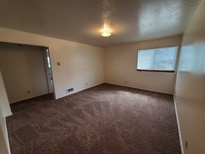 2114 Meppen Dr in Idaho Falls, ID - Foto de edificio - Building Photo