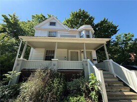 1076 Ackley St in Akron, OH - Building Photo