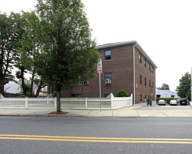 160-162 Main St in Medford, MA - Foto de edificio - Building Photo