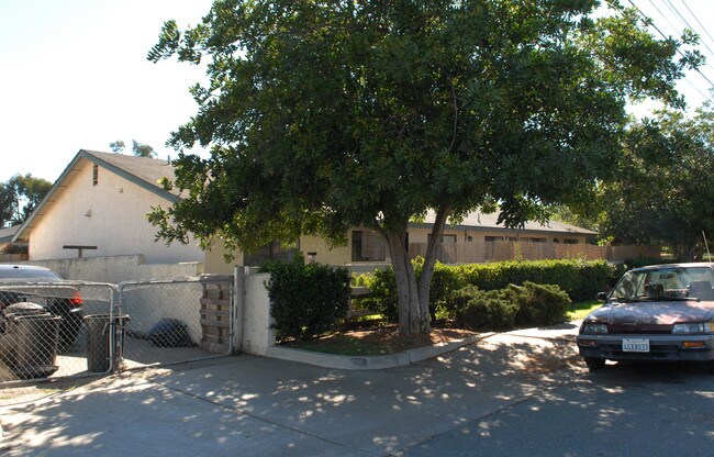 335 W Lincoln Ave in Escondido, CA - Building Photo - Building Photo