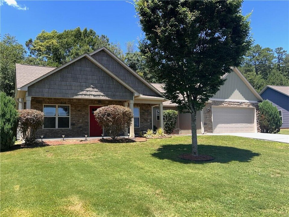 211 Gilmore Cir SW in Calhoun, GA - Building Photo