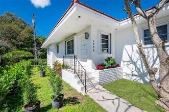 1704 S Le Jeune Rd in Coral Gables, FL - Building Photo - Building Photo