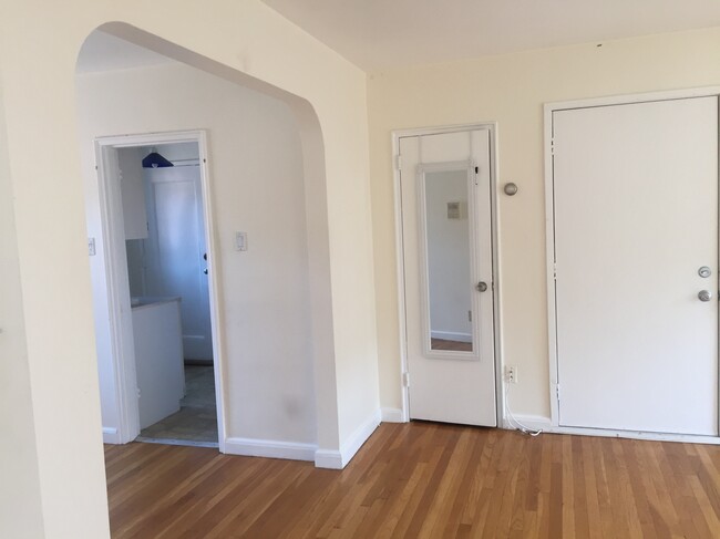 69 Strathmore Rd, Unit Apt5