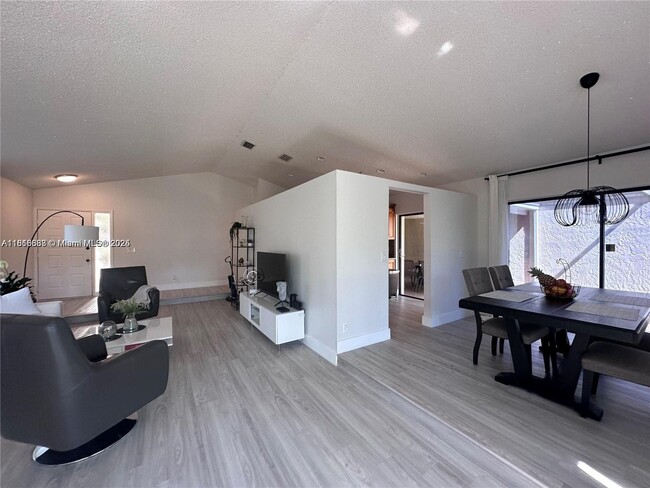 505 Patio Village Way in Weston, FL - Building Photo - Building Photo
