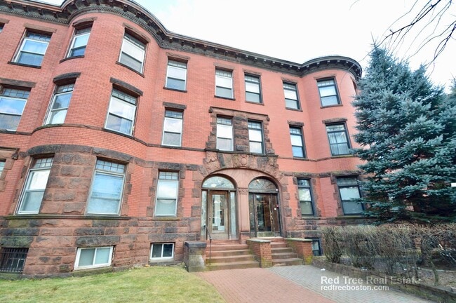 1802 Beacon St, Unit 8 in Brookline, MA - Building Photo - Building Photo