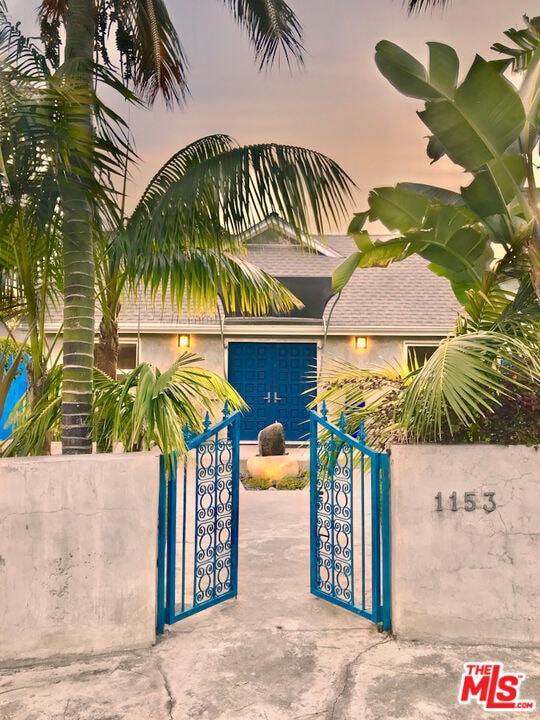 property at 1153 N Poinsettia Pl