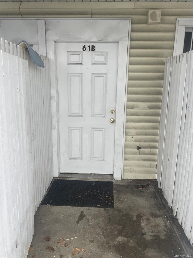 61 Larkfield Rd in East Northport, NY - Building Photo - Building Photo