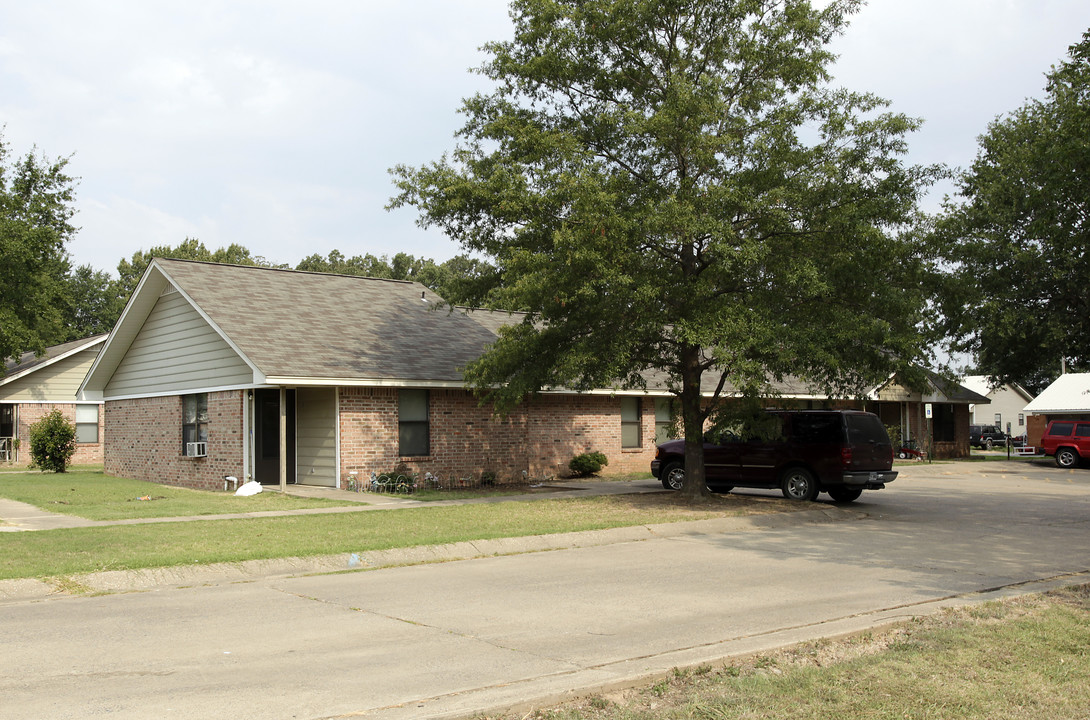 Woodlake Apartments in Lonoke, AR - Building Photo