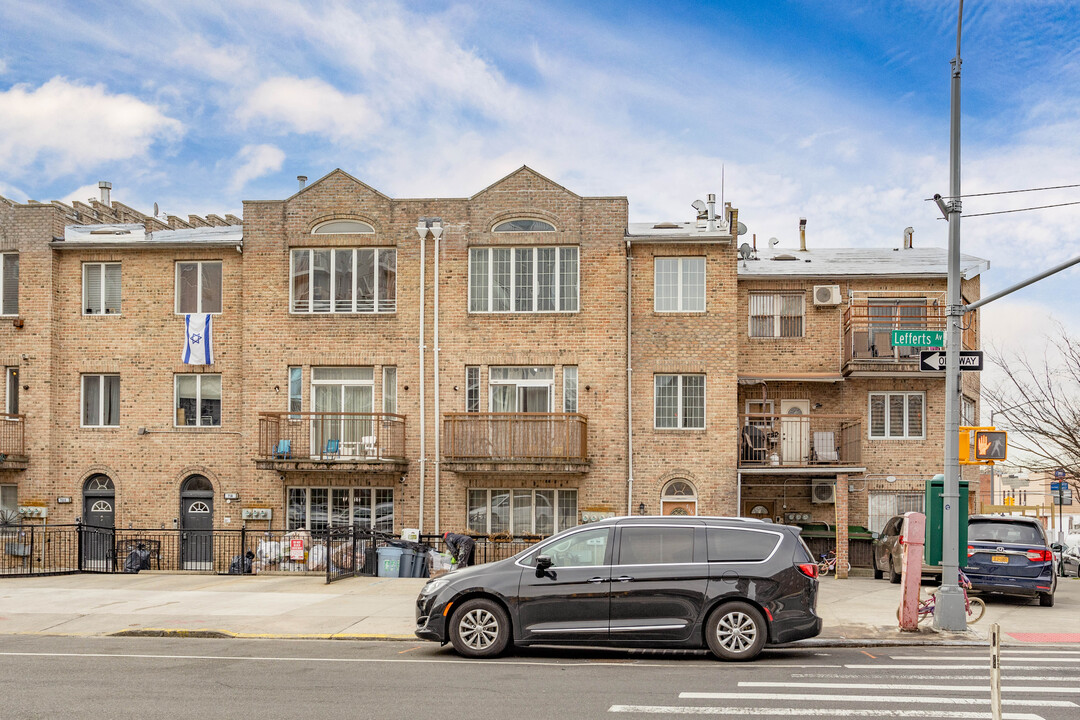 718 Lefferts Ave in Brooklyn, NY - Building Photo