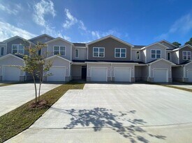 977 Skylark Rd in Mary Esther, FL - Building Photo
