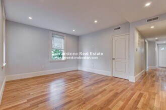 147 Boston St, Unit 2 in Boston, MA - Foto de edificio - Building Photo
