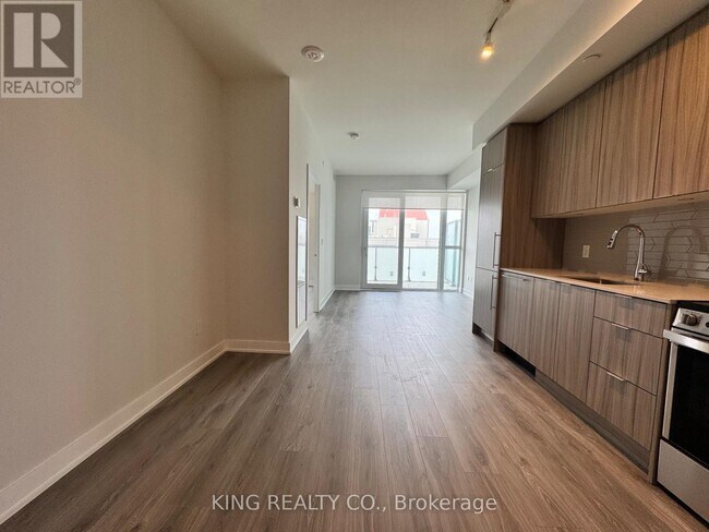 430 Square One Dr in Mississauga, ON - Building Photo - Building Photo