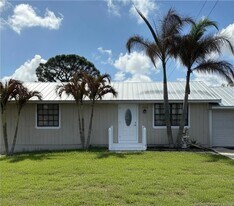 2444 SE Washington St in Stuart, FL - Building Photo