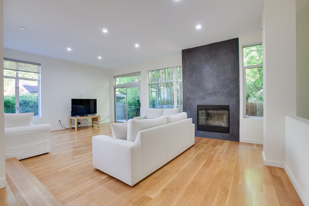 900 N West Knoll Dr in West Hollywood, CA - Building Photo