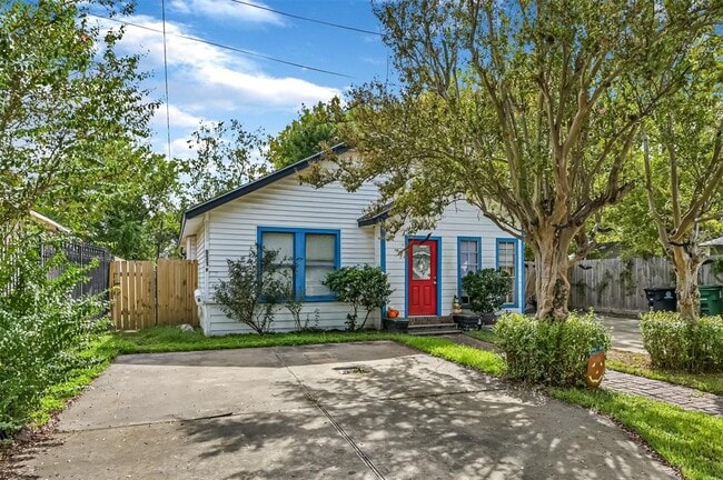 property at 931 W Cavalcade St