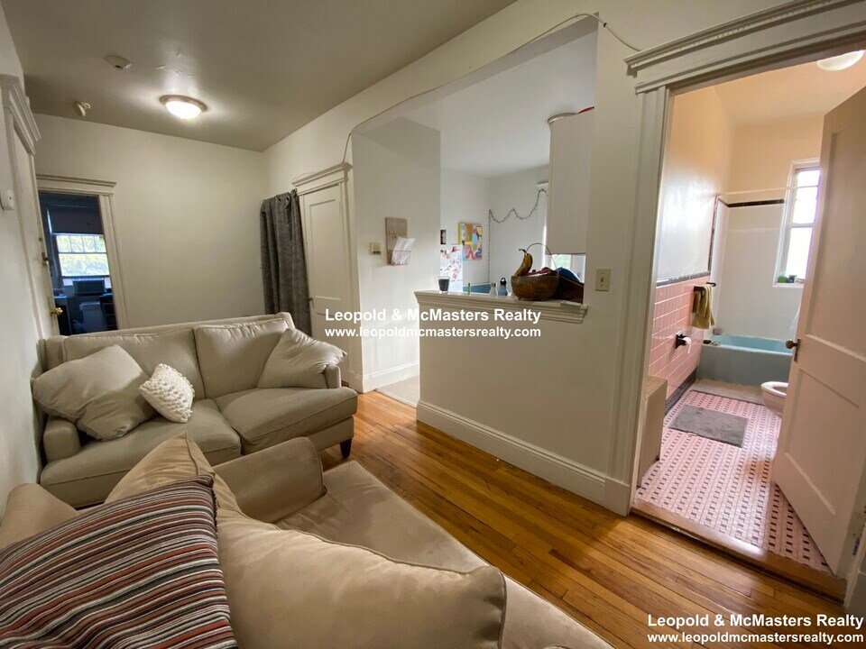 1789 Beacon St, Unit 5A in Brookline, MA - Building Photo