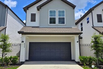 8326 Curry Rd in Houston, TX - Building Photo - Building Photo