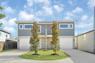 1035 W Austin St in Conroe, TX - Building Photo - Building Photo