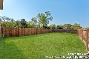 401 Aubrey St in Natalia, TX - Foto de edificio - Building Photo