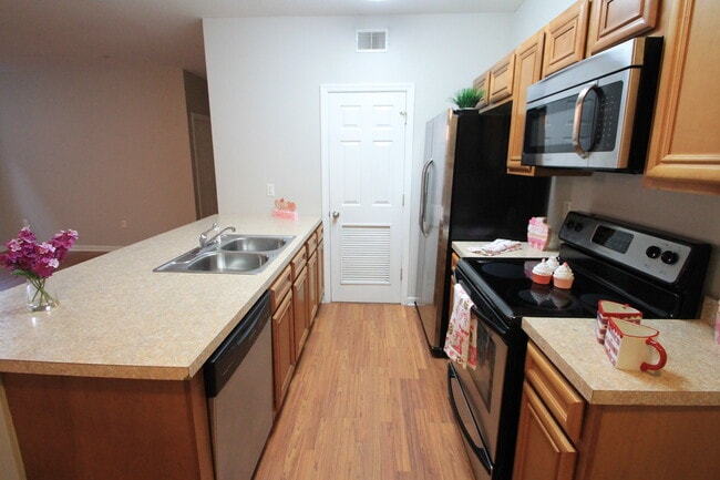 Apartments at The Schoolhouse in South Park, PA - Foto de edificio - Building Photo