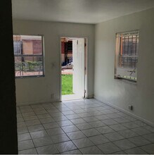 2550 York St in Opa Locka, FL - Building Photo - Building Photo