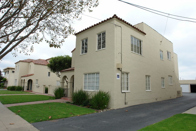 Serra Apartments in Salinas, CA - Foto de edificio - Building Photo