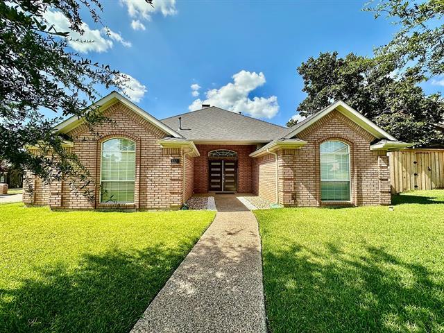 1301 Royal Palm Ln in Carrollton, TX - Building Photo