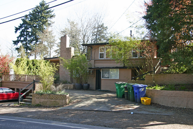 9136 SW Capitol Hwy in Portland, OR - Building Photo - Building Photo