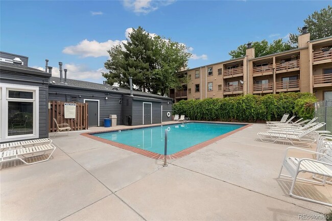 3121 S Tamarac Dr, Unit H305 in Denver, CO - Foto de edificio - Building Photo