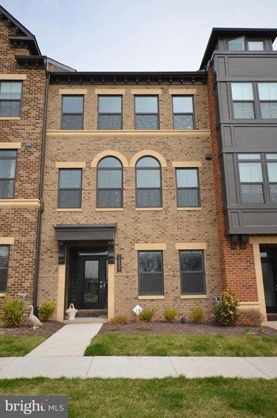 22527 Foundation Dr in Ashburn, VA - Foto de edificio - Building Photo