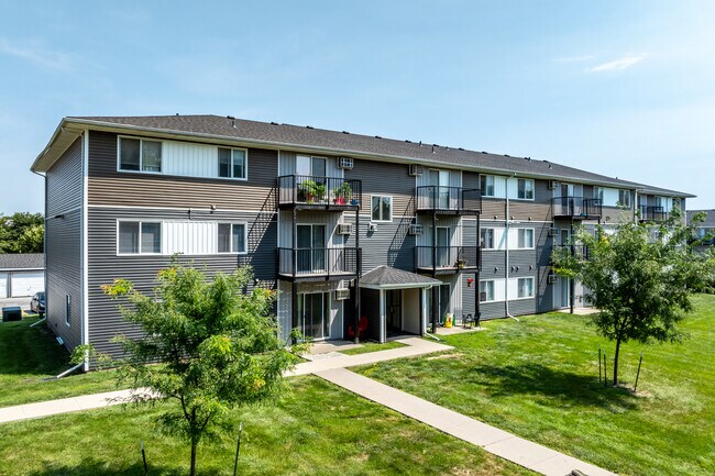 Woodside Park Apartments in Des Moines, IA - Building Photo - Building Photo