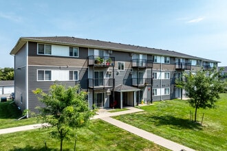 Woodside Park Apartments in Des Moines, IA - Building Photo - Building Photo