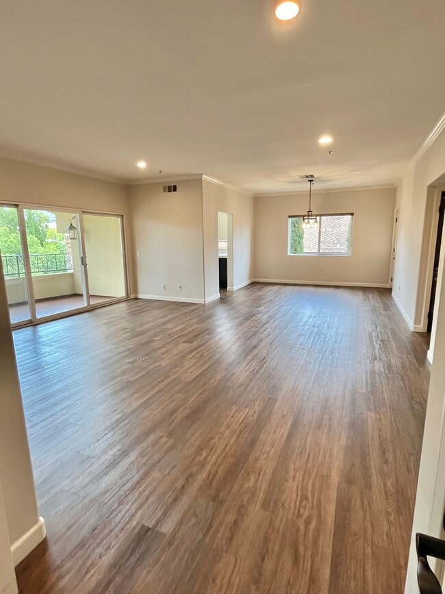 620 E Palm Ave, Unit 301 in Burbank, CA - Foto de edificio - Building Photo