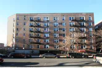 4430 Macnish St in Elmhurst, NY - Building Photo - Building Photo