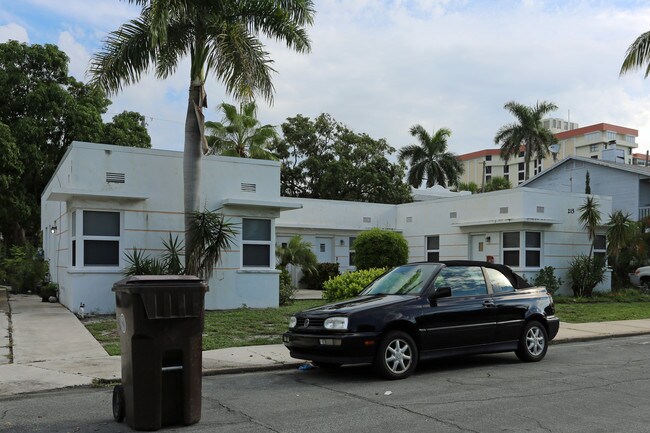 215 Conniston Rd in West Palm Beach, FL - Building Photo - Building Photo