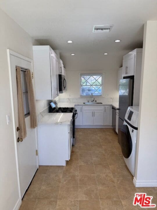 17400 Cantlay St in Los Angeles, CA - Building Photo - Building Photo