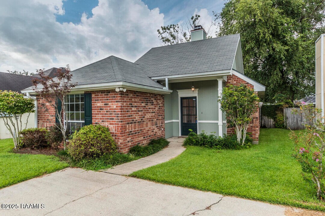 106 Triad Blvd in Lafayette, LA - Building Photo