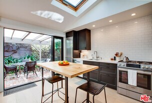 927 1/2 Victoria Ave in Los Angeles, CA - Building Photo