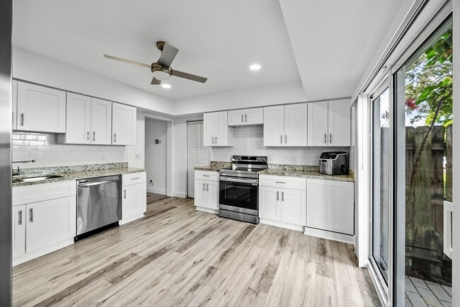 6165 Old Court Rd in Boca Raton, FL - Building Photo - Building Photo