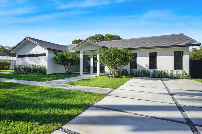 8765 SW 175th St in Palmetto Bay, FL - Building Photo - Building Photo