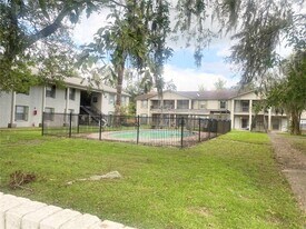 500 Willow Dr in Lake Jackson, TX - Building Photo