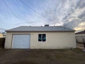 2706 Truxtun Ave in Bakersfield, CA - Building Photo