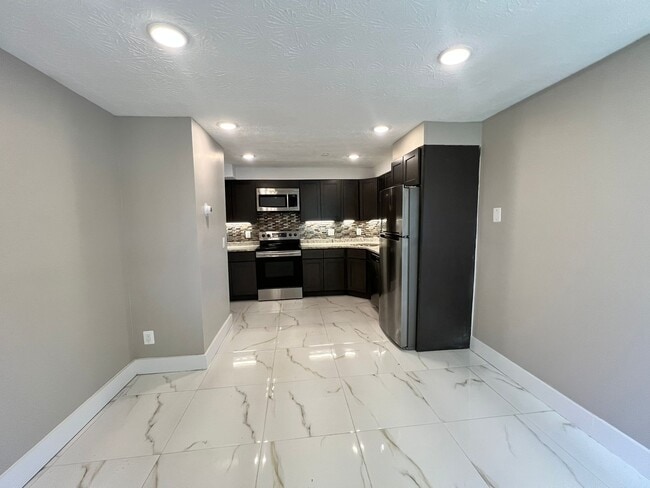 Gateway Estates in East Hartford, CT - Building Photo - Building Photo
