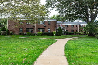 Garden Town Coop in Hewlett, NY - Building Photo - Building Photo